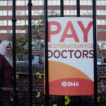 senior-doctors-in-england-agree-on-a-pay-deal-with-the-government-to-end-a-yearlong-dispute