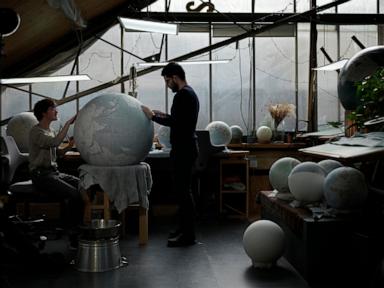 even-in-the-age-of-google-earth,-people-still-buy-globes.-here’s-why-they-remain-so-alluring