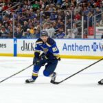 kyrou-scores-2-as-blues-beat-blackhawks-5-2-to-preserve-playoff-hopes