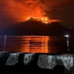 indonesians-leave-homes-near-erupting-volcano-and-airport-closes-due-to-ash-danger