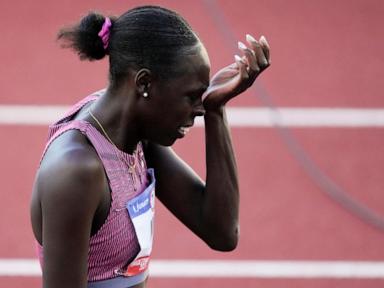 athing-mu-stumbles,-falls-in-800-meters-and-will-not-have-chance-to-defend-her-olympic-title