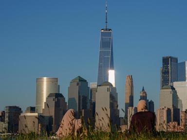 a-meteor-streaked-over-the-nyc-skyline-before-disintegrating-over-new-jersey