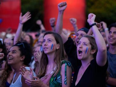 when-leon-marchand-swims,-nearly-all-of-france-watches-–-even-fans-at-other-olympic-events