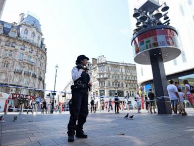 man-stabs-a-girl-and-her-mother-in-a-london-tourism-hot-spot-before-being-arrested,-police-say