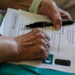 older-americans-prepare-themselves-for-a-world-altered-by-artificial-intelligence