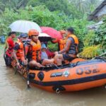 storm-floods-northern-philippine-regions,-disrupting-schools,-work-and-travel