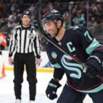kraken-score-4-goals-in-2nd-period,-hold-off-late-flyers-rally-in-6-4-win