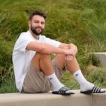 ‘kindness’-influencers-on-tiktok-give-money-to-strangers.-why-is-that-controversial?