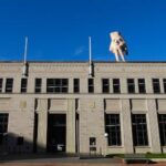 a-new-zealand-city-waves-goodbye-to-its-‘disturbing’-giant-hand-sculpture-that-many-came-to-love