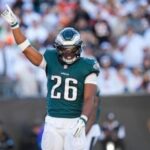 forty-fore!-eagles-get-rare-opportunity-to-play-golf-with-former-president-barack-obama