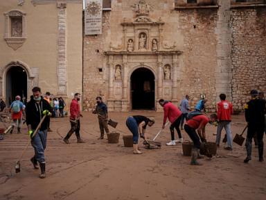 spain-flood-survivors-hurl-mud-at-the-royals-and-top-government-officials