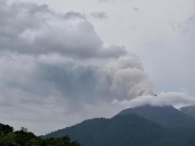 volcanic-eruption-burns-houses-in-indonesia,-killing-at-least-10-people