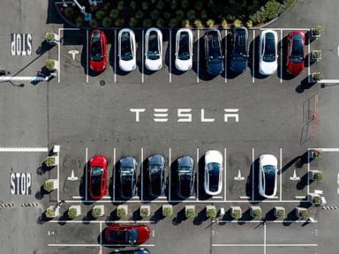 us-agency-says-tesla’s-public-statements-imply-that-its-vehicles-can-drive-themselves.-they-can’t