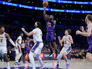 lebron-gets-2nd-straight-triple-double,-anthony-davis-injured-in-lakers’-123-103-win-over-raptors