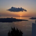as-quakes-rattle-greek-islands,-brave-tourists-enjoy-having-santorini-to-themselves