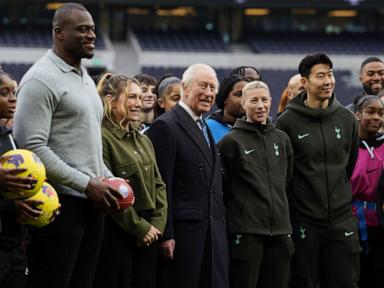 king-charles-gets-qb-lesson-at-tottenham-hotspur-stadium