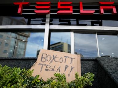 trump-says-he’s-going-to-buy-a-tesla-as-more-americans-say-they-won’t