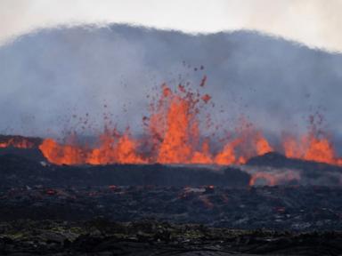authorities-in-iceland-evacuate-town,-blue-lagoon-spa-over-fear-of-volcanic-eruption