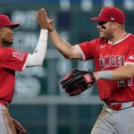 fan-reaches-into-mike-trout’s-glove-to-snatch-a-catch-from-angels-outfielder