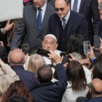 pope-francis-opens-holy-week-with-in-person-greeting-in-st.-peter’s-square