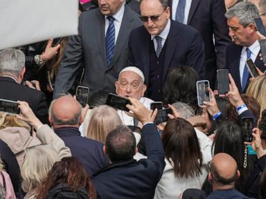 pope-francis-opens-holy-week-with-in-person-greeting-in-st.-peter’s-square