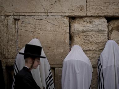 tens-of-thousands-of-jews-gather-for-traditional-blessing-in-jerusalem