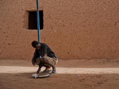 more-than-1,800-migrants-expelled-from-algeria-into-niger,-rights-group-says