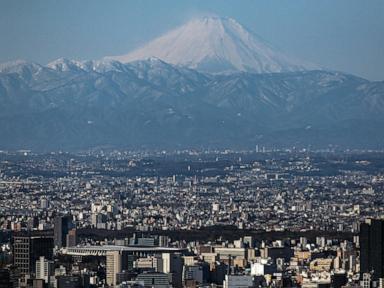 man-airlifted-from-japan’s-mount-fuji-returns-to-slope-days-later-and-rescued-again