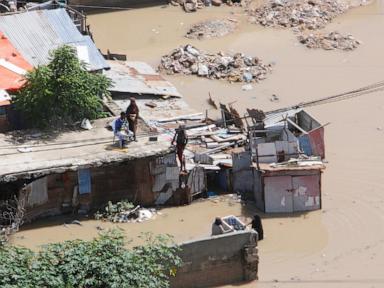 at-least-seven-die-as-heavy-rains-leave-waist-high-floodwaters-in-somalia’s-capital
