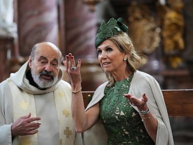the-dutch-queen-unveils-a-bell-made-from-russian-weapons-to-show-solidarity-with-ukraine