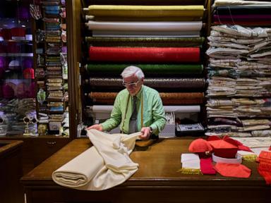 pope-leo-xiv’s-fashion-choices-make-waves,-and-many-wonder-what-they-mean