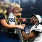 raiders’-smith-and-crosby-make-obscene-gestures-toward-seahawks-fans