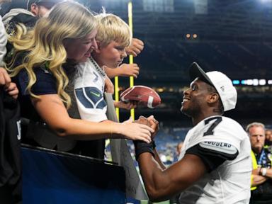 raiders’-smith-and-crosby-make-obscene-gestures-toward-seahawks-fans
