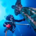 italian-divers-water-blast-the-popular-underwater-statue-of-christ-off-portofino-to-clean-it
