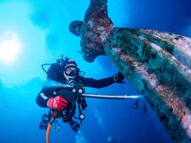 italian-divers-water-blast-the-popular-underwater-statue-of-christ-off-portofino-to-clean-it