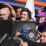 protesters-throw-rocks-at-argentine-president-milei’s-convoy-while-he-campaigns