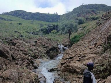 landslide-wipes-out-a-village-in-sudan’s-darfur,-killing-more-than-1,000-people