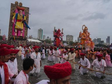photos-show-indians-marking-final-day-of-ganesh-chaturthi-that-ends-with-sea-immersion