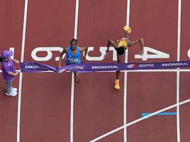 marathon-at-worlds-takes-weird-twists:-a-false-start,-a-near-wrong-turn-and,-finally,-a-photo-finish