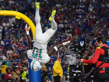 josh-allen’s-3-td-passes-and-terrel-bernard’s-pick-secure-bills’-31-21-win-over-spiraling-dolphins