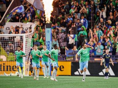 sounders-and-whitecaps-play-to-2-2-tie;-seattle-clinches-playoff-spot-and-vancouver-move-into-1st