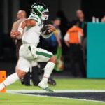 darren-waller-has-2-tds,-dolphins-beat-jets-27-21-but-lose-tyreek-hill-to-serious-leg-injury