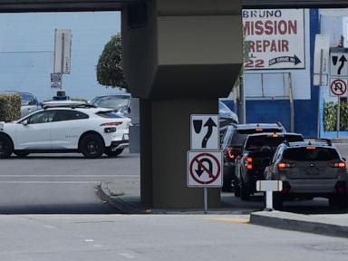 california-police-pull-over-a-self-driving-waymo-for-an-illegal-u-turn,-but-they-can’t-ticket