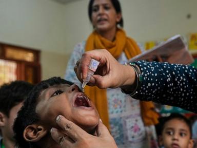 pakistan-police-officer-killed-in-attack-by-gunmen-on-a-polio-vaccine-team