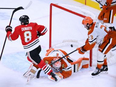 donato-scores-in-ot,-blackhawks-edge-ducks-2-1-in-quenneville’s-return-to-chicago