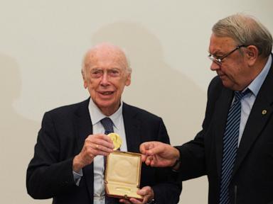 james-watson-helped-crack-dna’s-code,-sparking-medical-advances-and-ethical-debates