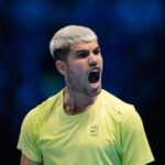 carlos-alcaraz-beats-taylor-fritz-and-moves-within-1-win-of-year-end-no.-1