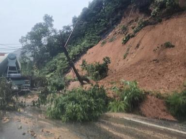 landslide-strikes-bus-on-mountain-pass-in-vietnam,-killing-6,-as-heavy-rain-persists