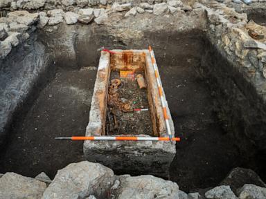 archaeologists-lift-the-lid-on-a-1,700-year-old-roman-sarcophagus-hidden-in-budapest