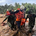 sumatra-residents-loot-for-food-and-water-after-deadly-floods